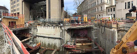 In dieser Baugrube an der Blumenstraße entsteht eines von zwei Erweiterungsbauwerken; die Durchbrüche zum Bestandsbauwerk entstehen im Bildhintergrund links (zum Bahnsteig an Gleis 2) und rechts (zum Bahnsteig an Gleis 1). (©Foto: Martin Schmitz)